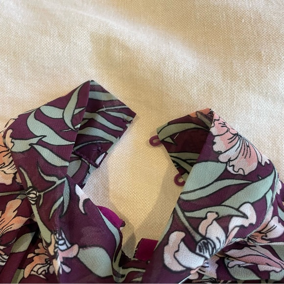 Floral wavy crop top with open back and slit in front - Picture 2 of 9